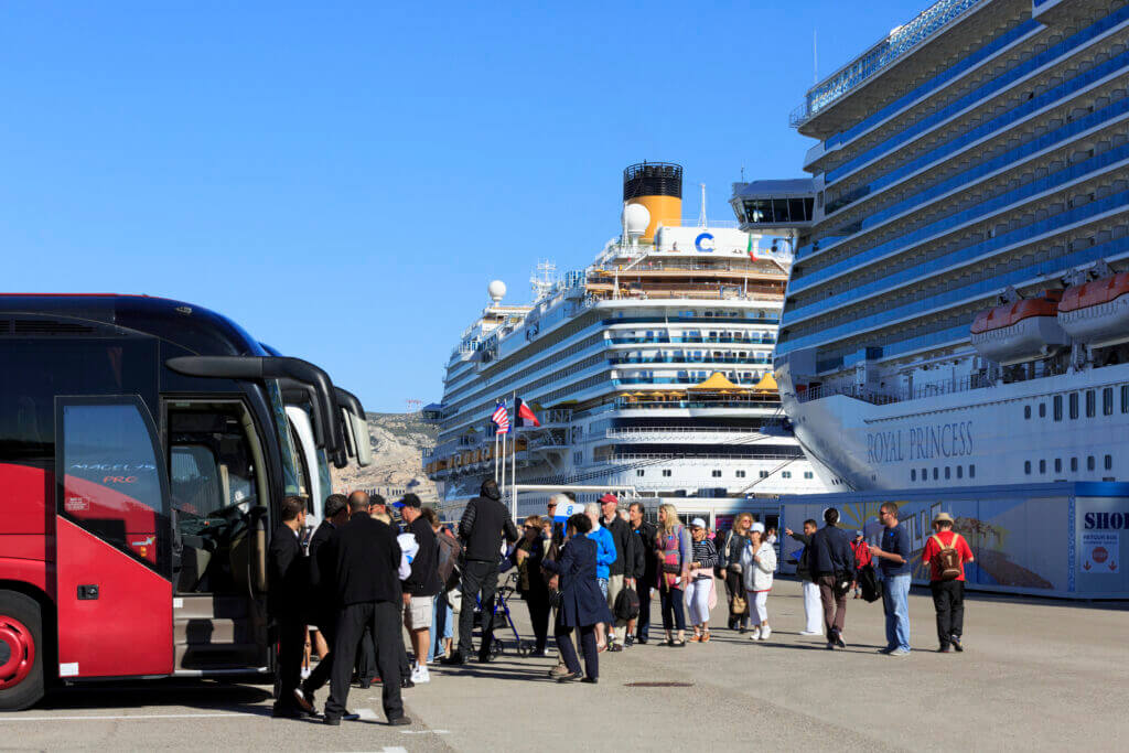 Groupe de croisiéristes partant en excursion depuis le terminal croisière 
Bilan croisière Marseille 1er trimestre 2023 mer ciel bateau cabine tourisme